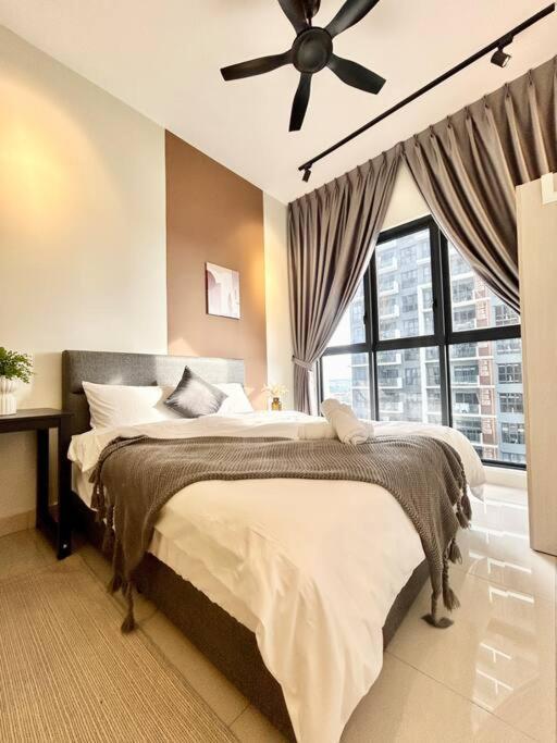 The Little Series - Sky Pool - 4 Pax *